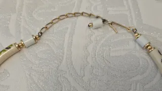 Gargantilla antigua con flores moradas