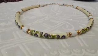 Gargantilla antigua con flores moradas