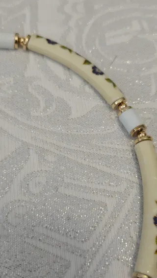 Gargantilla antigua con flores moradas