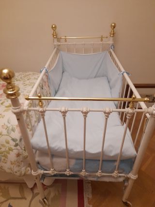 Cuna bebé blanca con colchón y edredón