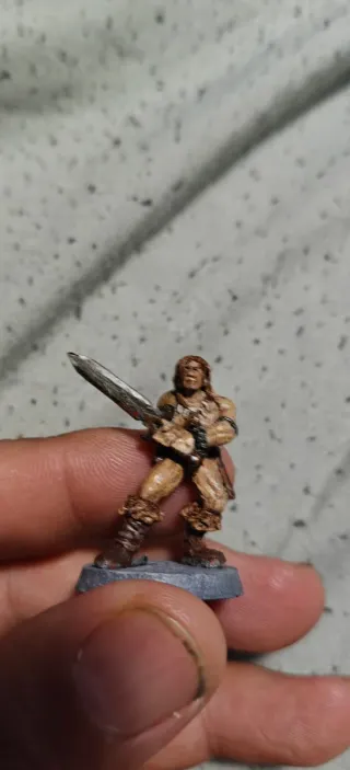 Miniatura de bárbaro con espada