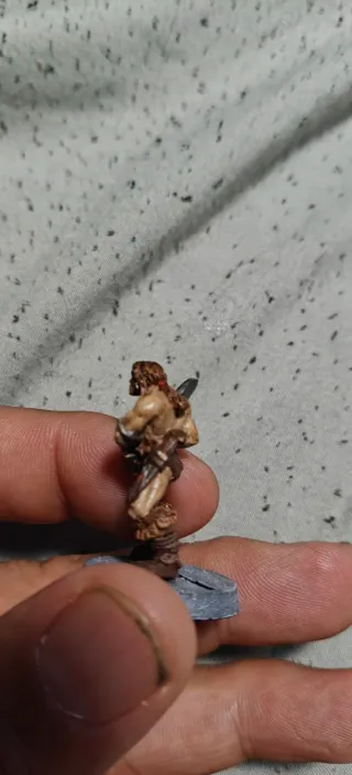 Miniatura de bárbaro con espada