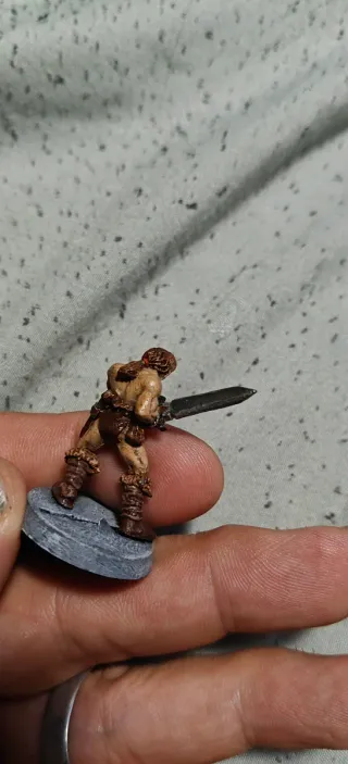 Miniatura de bárbaro con espada