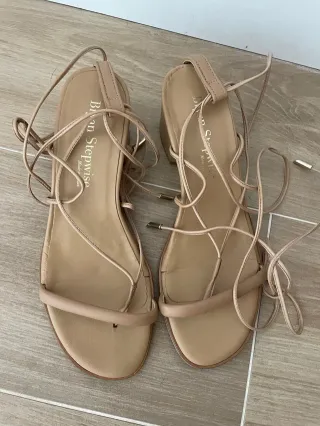SANDALIAS DE TACÓN BEIGE CON TIRAS CRUZADAS