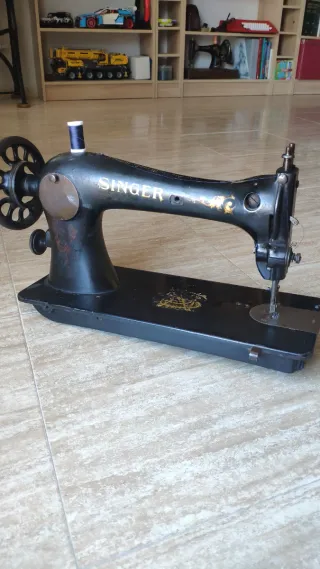 Máquina de coser Singer antigua 16K33
