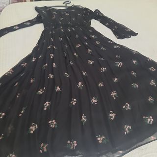 Vestido negro con flores rosas