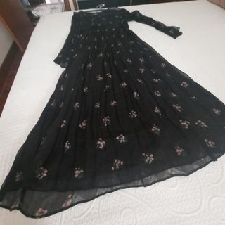 Vestido negro con flores rosas