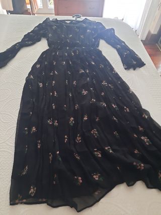 Vestido negro con flores rosas