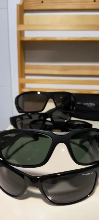 Gafas de sol varias marcas:Arnette, Armani, QS