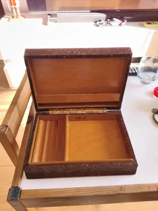 Caja antigua tabaco decorada