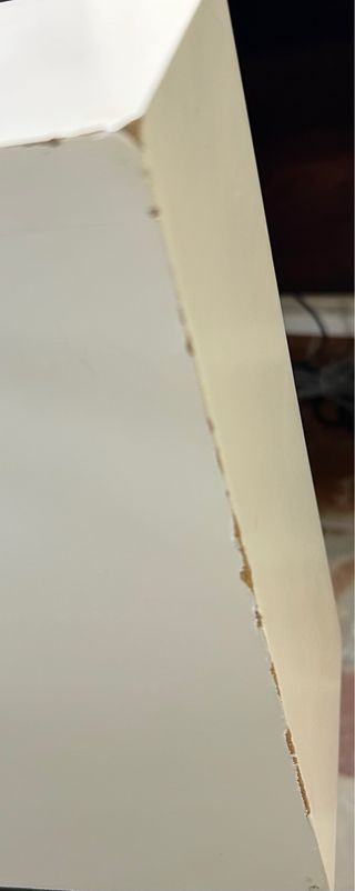 Cajonera blanca sin patas.