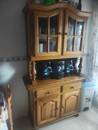Aparador de pino con vitrina
