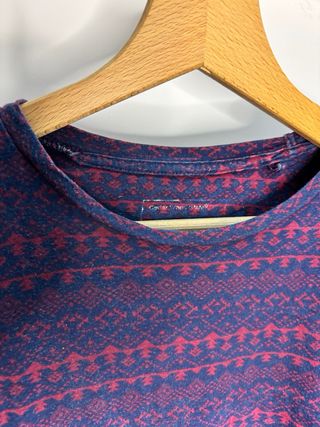 Camiseta tribal azul y rojo