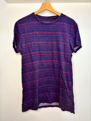 Camiseta tribal azul y rojo