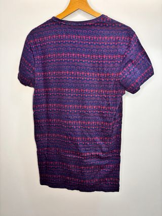 Camiseta tribal azul y rojo