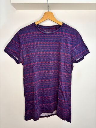 Camiseta tribal azul y rojo