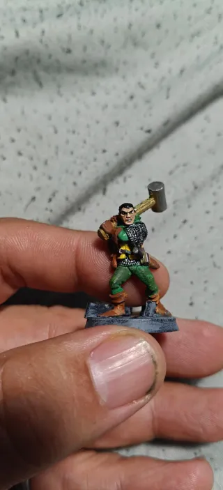 Miniatura Pícaro con Martillo