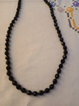 Collar de cristal negro facetado