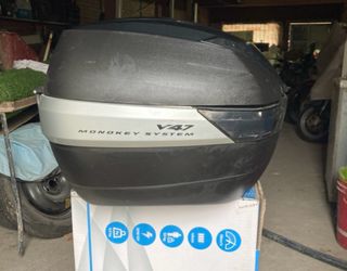 Baúl Givi V47 Monokey System Negro y Plata