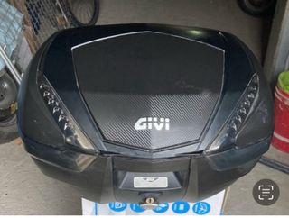 Baúl Givi V47 Monokey System Negro y Plata