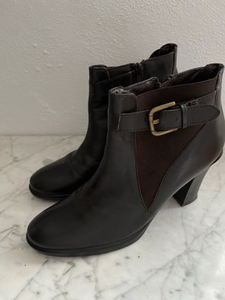 Botines tacón marrones hebilla
