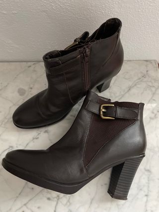 Botines tacón marrones hebilla