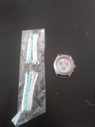 Reloj plateado y pulsera náutica