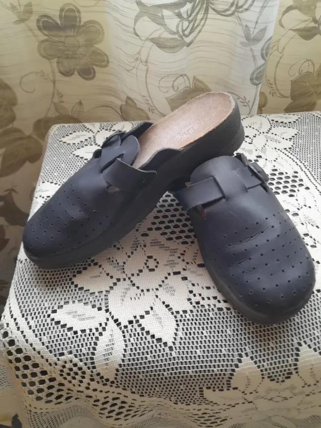 Zapatos negros tipo zueco