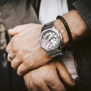 G-Shock GM-2110D-7A Plata.
