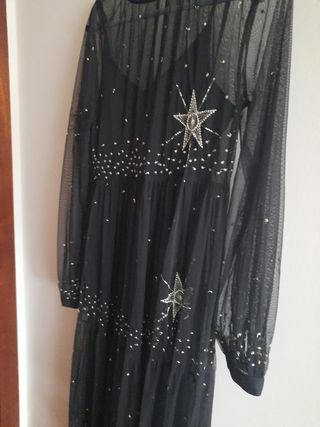 Vestido negro con transparencias y estrellas