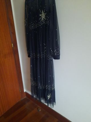 Vestido negro con transparencias y estrellas