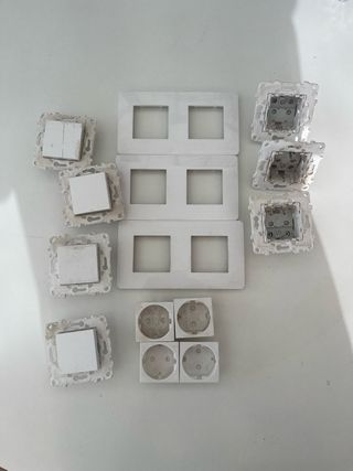 Material eléctrico: enchufes y marcos