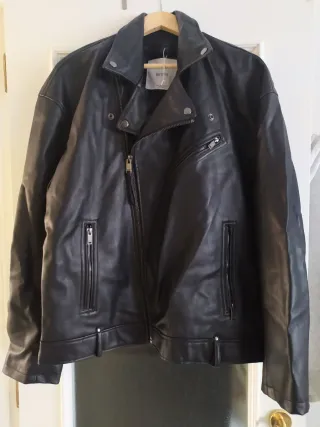 Cazadora motera Bershka negra