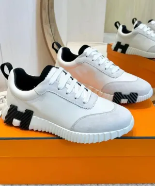 Zapatillas cómodas marca asistencia y otra maracas