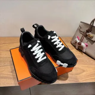 Zapatillas cómodas marca asistencia y otra maracas