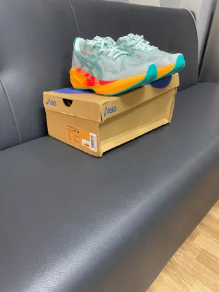 Zapatillas cómodas marca asistencia y otra maracas