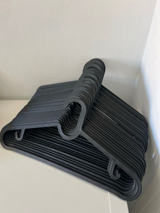 29 Perchas Negras de Plástico