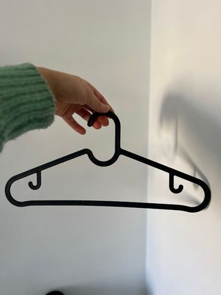 29 Perchas Negras de Plástico