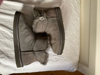 Botas UGG grises con botón