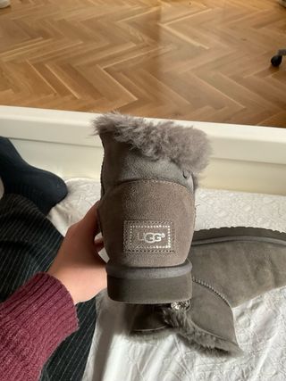 Botas UGG grises con botón