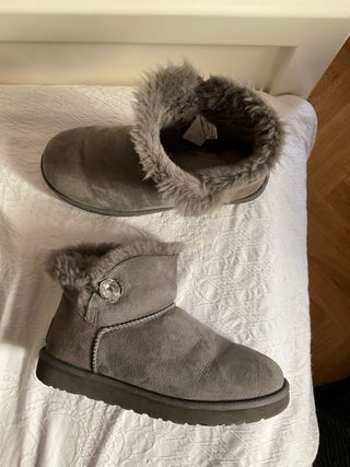 Botas UGG grises con botón