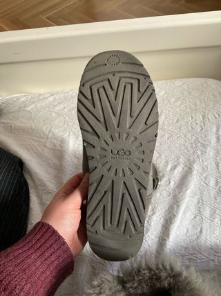 Botas UGG grises con botón