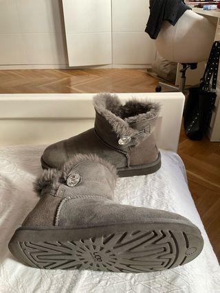 Botas UGG grises con botón