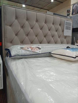 Cama tapizada terciopelo beige