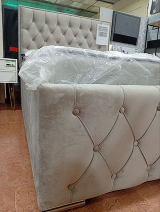 Cama tapizada terciopelo beige