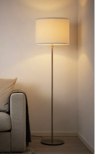 Lámpara de pie moderna dorada y blanca