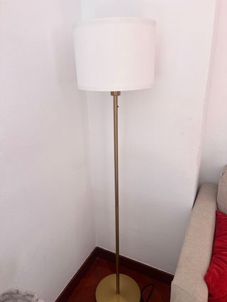 Lámpara de pie moderna dorada y blanca
