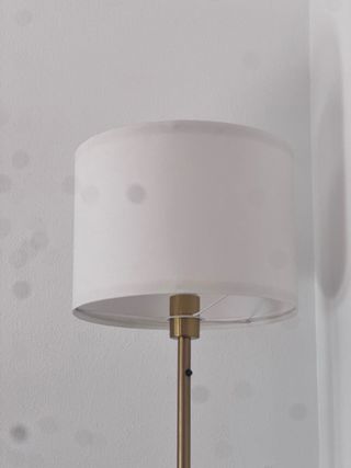 Lámpara de pie moderna dorada y blanca