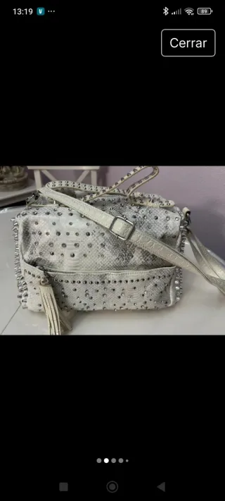 Bolso tipo serpiente gris y blanco