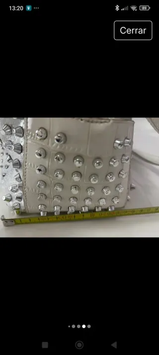 Bolso tipo serpiente gris y blanco